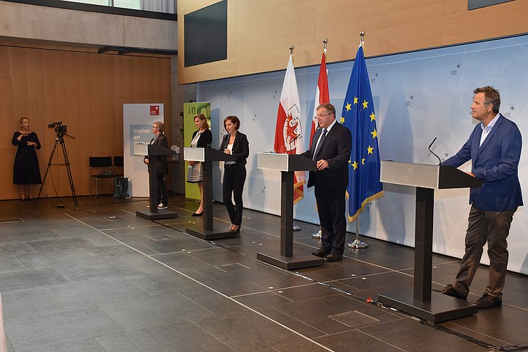 Gebärdendolmetscherin Claudia Bair übersetzt die Pressekonferenz mit Monika Mück-Egg, Elisabeth Greil, Landesrätin Gabriele Fischer, Landesrat Bernhard Tilg und Walter Draxl.