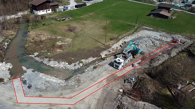 Der Auslauf der "Breitenwanger Ritsche" wird neu gestaltet.   Zur Info: Die Breitenwanger Ritsche ist der Überlauf des Kreckelmooser See und verläuft verrohrt durch Breitenwang und Reutte in den Lech. Rot markiert auf dem Foto ist der alte betonierte Auslauf der Breitenwanger Ritsche.
