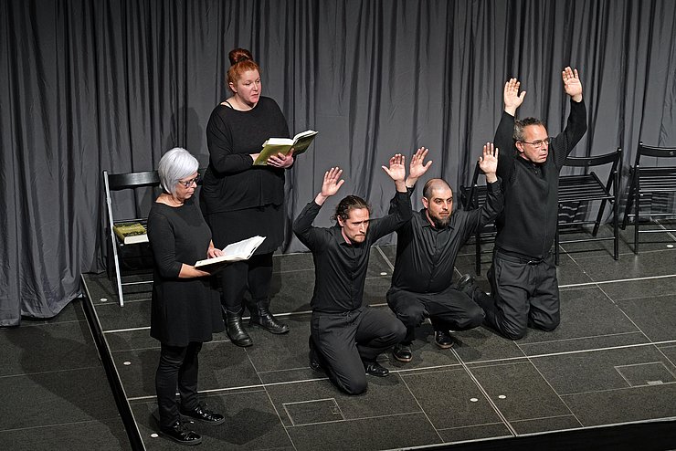 „Tirol erinnert“ lud vergangenen Donnerstag zu einer Theaterperformance mit dem Titel „Endzeit – Stimmen und Bilder“ ins Innsbrucker Landhaus.
