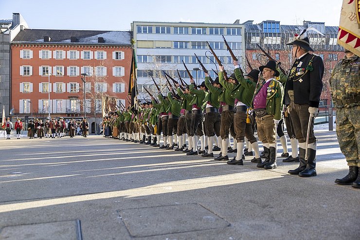 Ehrensalve beim Landesüblichen Empfang.
