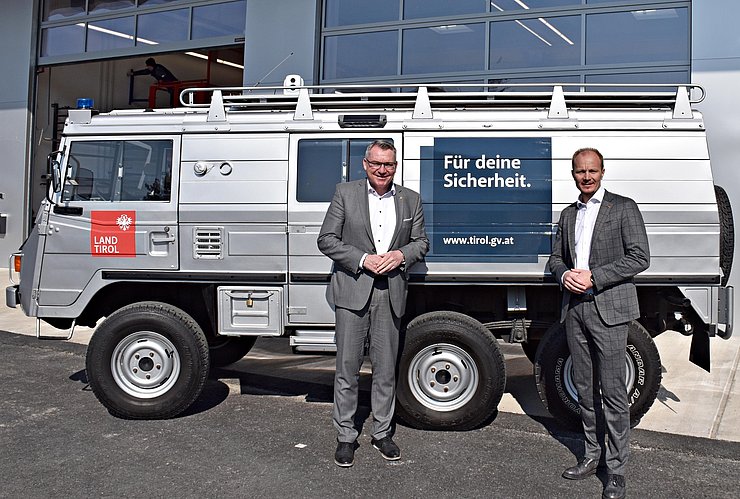 Tratter und Anzengruber vor dem Pinzgauer stehend