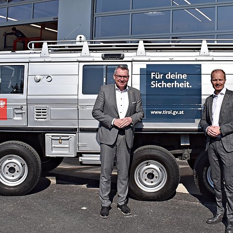 Tratter und Anzengruber vor dem Pinzgauer stehend