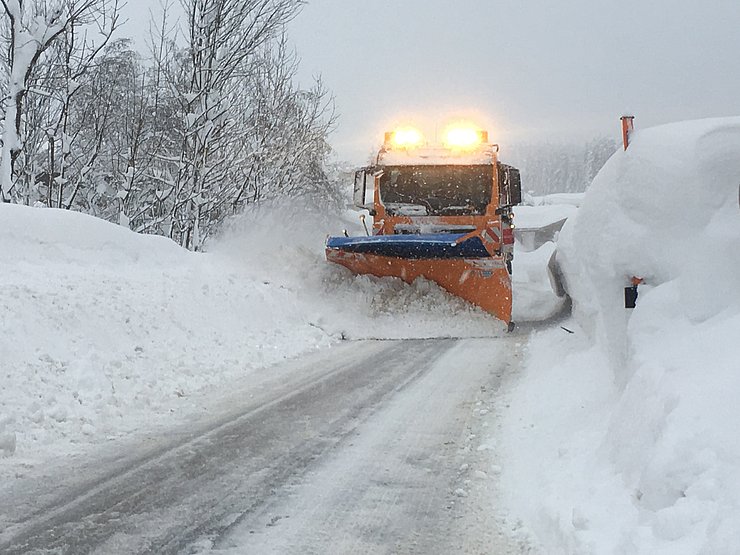 Der Winter kann kommen – die Salzlager sind voll und die Mitarbeiterinnen des Landesstraßendienstes sind einsatzbereit.