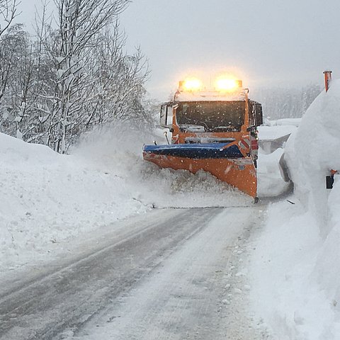 Der Winter kann kommen – die Salzlager sind voll und die Mitarbeiterinnen des Landesstraßendienstes sind einsatzbereit.