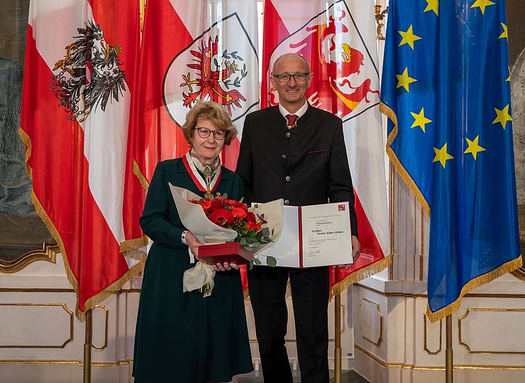 Auszeichnung für Waltrad Klasnic, Landeshauptmann a. D. der Steiermark, überreicht von LH Anton Mattle.