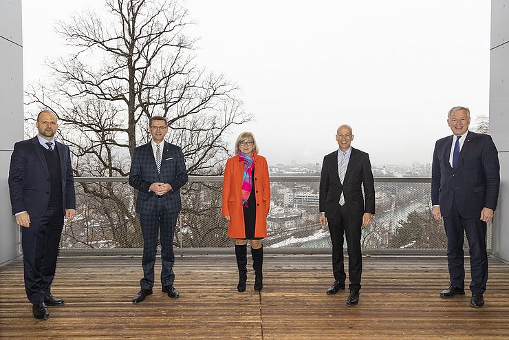 Von li. bei der Konferenz LR Marco Tittler (Vorarlberg), LR Markus Achleitner (Oberösterreich), LRin Beate Palfrader (Tirol), Arbeitsminister Martin Kocher und LR Martin Eichtinger (Niederösterreich) auf der Villa Blanka in Innsbruck. 