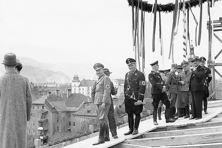 © Tiroler Landesmuseum, Historische Sammlung Die lokale Parteielite feiert die Fertigstellung des Rohbaus am 6. Mai 1939