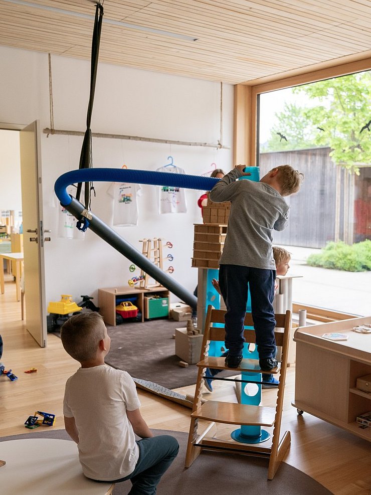 Kinder spielen mit selbstgebauter Kugelbahn