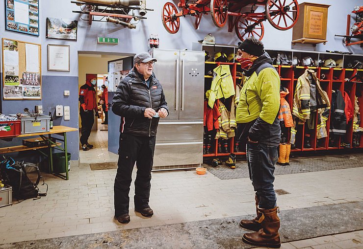 Im Gespräch mit der Feuerwehr in Prägraten am Großvenediger erkundigten sich LH Günther Platter und Bürgermeister Anton Steiner nach den aktuellen Herausforderungen und Einsätzen.  © Land Tirol/Expa