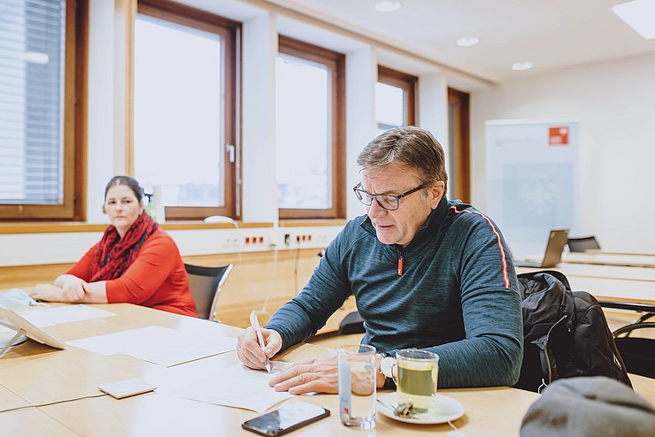 Im Austausch mit Bezirkshauptfrau Olga Reisner - LH Günther Platter dankte für den Einsatz der Bezirkseinsatzleitung und erkundigte sich zur aktuellen Lage. 