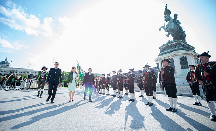 Landesüblicher Empfang am Wiener Heldenplatz mit der Schützenkompanie Schönwies und der Musikkapelle Schönwies anlässlich der Vorsitzübernahme von Tirol im Bundesrat. Von rechts: LH Günther Platter, BM Margarete Schramböck und Bundesratspräsident Peter Raggl beim Abschreiten der Front. Links dahinter Mjr Thomas Saurer, Landeskommandant der Tiroler Schützen. 