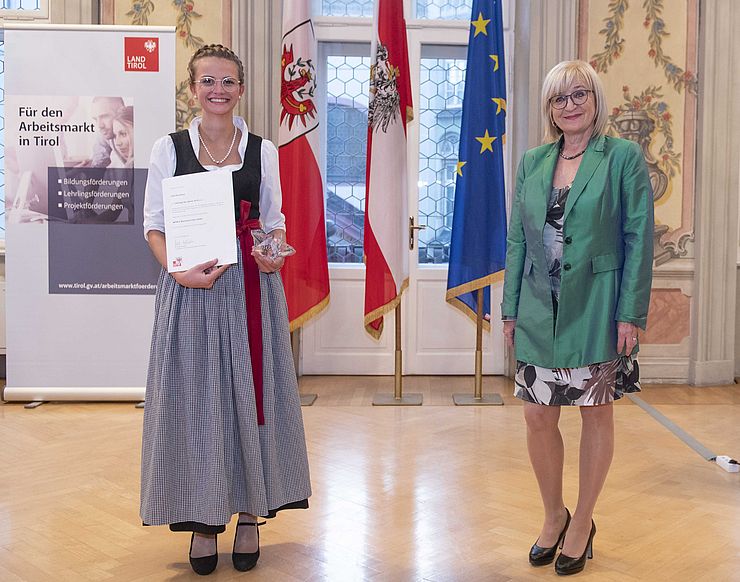 Arbeits- und Bildungslandesrätin Beate Palfrader gratuliert Julia Kirschner zum "Lehrling des Jahres 2019" im Parissaal des Landhauses in Innsbruck.