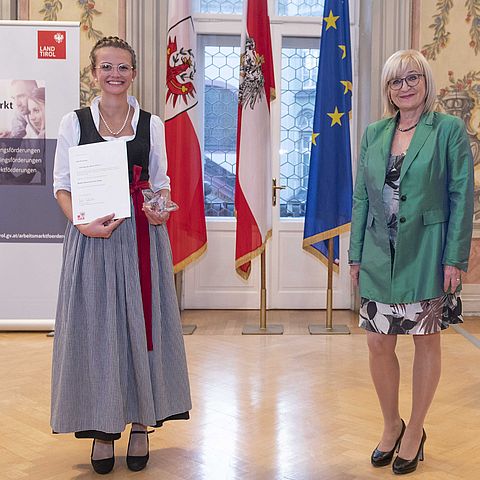 Arbeits- und Bildungslandesrätin Beate Palfrader gratuliert Julia Kirschner zum "Lehrling des Jahres 2019" im Parissaal des Landhauses in Innsbruck.
