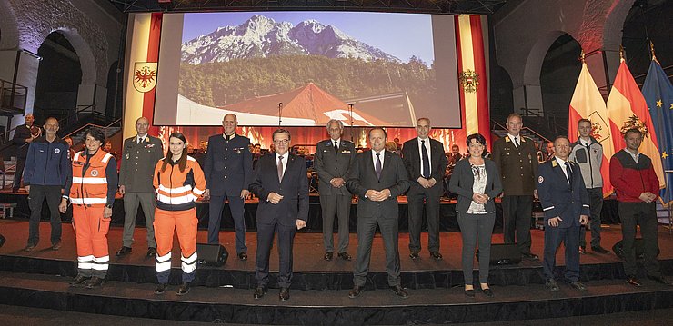 Beim Sicherheitsempfang von links Markus Kostner (Landesleiter Wasserrettung Tirol), Nikola Schmidinger (Malteser Hospitaldienst  Bereichsleiterin Tirol Vorarlberg), Ingo Gstrein (Militärkommandant Tirol), Sonja Larcher-Leiter (Hundestaffel Johanniter Unfallhilfe Tirol), Edelbert Kohler (Landespolizeidirektor Tirol), LH Günther Platter, Günther Ennemoser (Präsident Rotes Kreuz Tirol), LHStv Josef Geisler, Elmar Rizzoli (Leiter des Tiroler Zentrums für Krisen- und Katastrophenmanagement), Landtagspräsidentin Sonja Ledl-Rossman, Peter Hölzl (Landesfeuerwehrkommandant Tirol), Gerhard Czapek (Geschäftsführer Samariterbund Tirol), Johannes Mann (Grubenwehr Tirol), Ekkehard Wimmer (Landesleitung Bergrettung Tirol). 