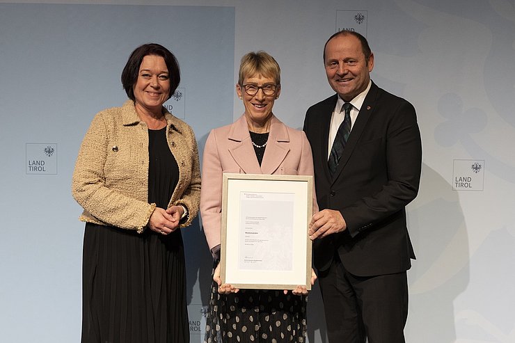 LTPin Ledl-Rossmann und LHStv Josef Geisler mit der Ausgezeichneten Johanna Kantner (Fachärztin für Innere Medizin).