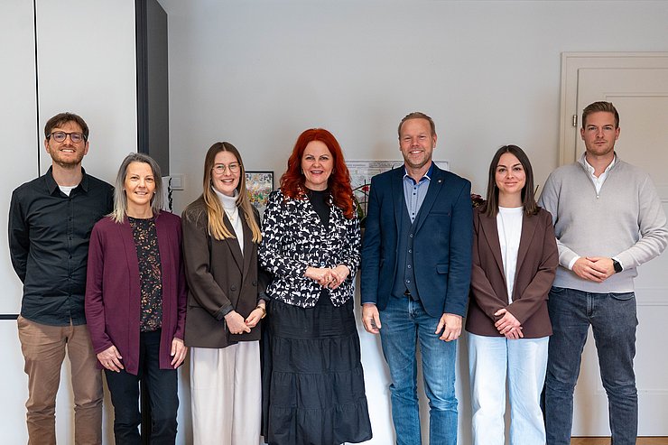 © Land Tirol/Neuner Das Team der KoordinatorInnen des Landes Tirol – hier zu Besuch bei LRin Hagele (Mitte) – unterstützt Familien und Gemeinden, um den richtigen Platz zu vermitteln.