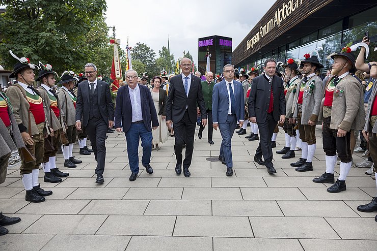 Herren in Congress Centrum gehend