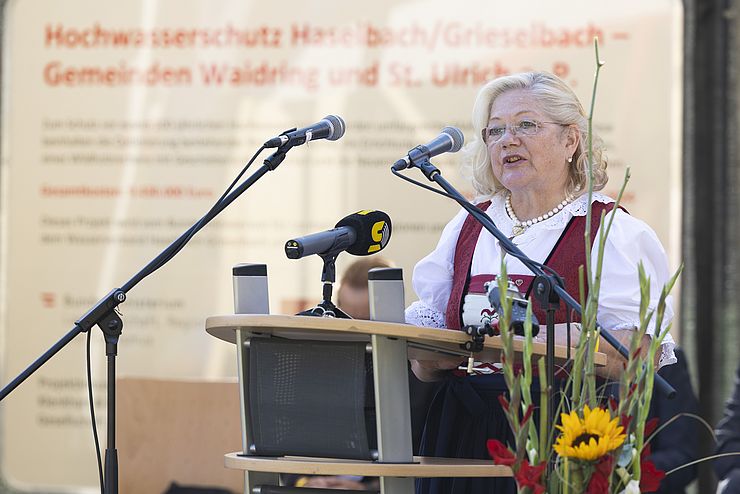 St. Ulrichs Bürgermeisterin Brigitte Lackner bei Ihrer Ansprache: „Das ist ein Großprojekt und ein Meilenstein für unsere Gemeinde, die damit noch lebenswerter wird“.