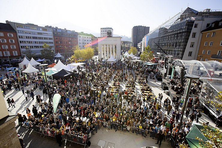 Bild aus 2019 - Blick auf den Landhausplatz mit vielen Menschen. 