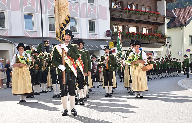 Der Festakt wurde von der Musikkapelle Prutz und der Schützenkompanie Prutz begleitet.