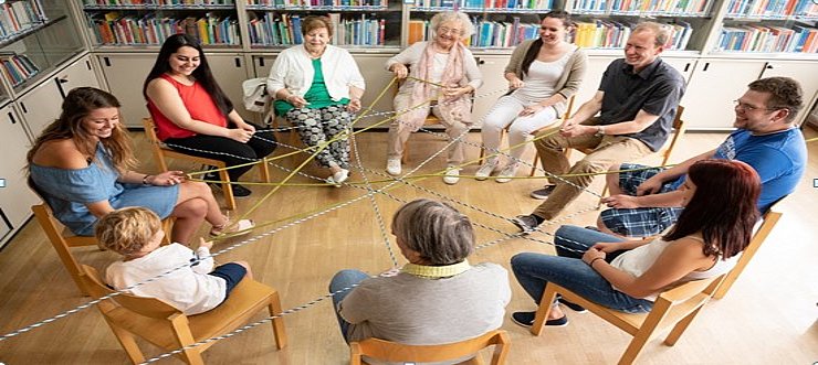 Gruppe von Menschen sitzt im Kreis