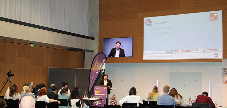 Jugendlicher spricht vor Publikum