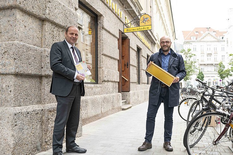 Landeshauptmann-Stellvertreter Josef Geisler und der Bienenexperte des Landes, Andreas Tschöll, präsentieren die neue Landesbroschüre „Bestäuber. Leben.“ mit vielen Tipps zur Anlage artenreicher Tiroler Blumenwiesen. 