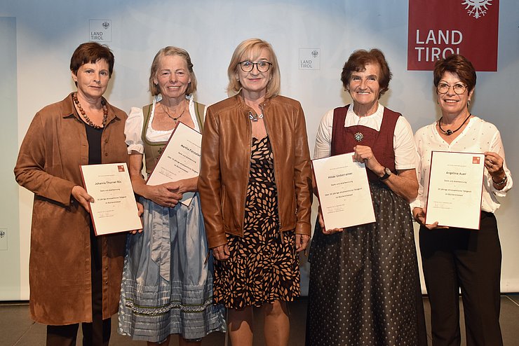 LRin Palfrader ehrte langjährige ehrenamtliche MitarbeiterInnen im Büchereiwesen. Im Bild: LRin Palfrader mit Geehrten des Bezirks Kufstein.