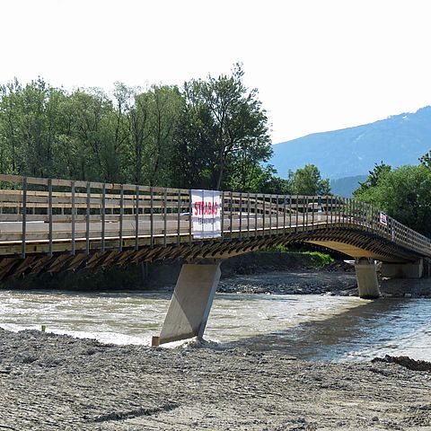 Die Geh- und Radwegbrücke Zirl steht kurz vor der Fertigstellung. Sie verbindet Zirl mit dem Innradweg.