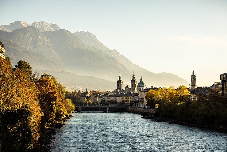Blick auf Innsbruck, den Inn und die Berge (Herbst)