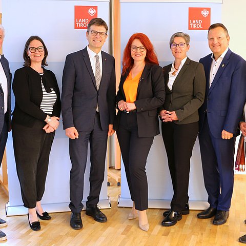 Gruppenfoto von der Pressekonferenz zum Strukturplan Pflege im Gemeindeamt Strass 