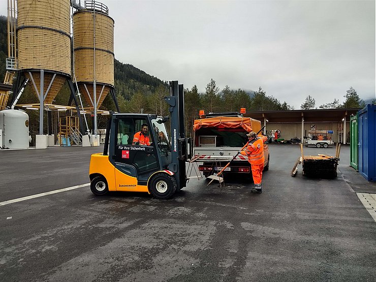 Voll im Gange ist die Übersiedlung der Fahrzeuge und Gerätschaften in den neuen zweiten Stützpunkt des Landesstraßendienstes im Außerfern. 