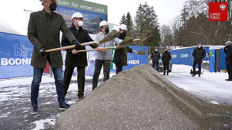 © Land Tirol / Skamen Spatenstich in Scheffau