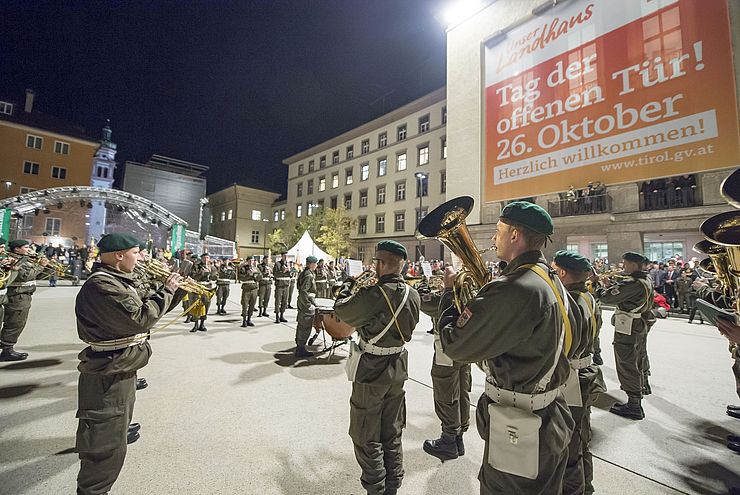 Die festliche Aufführung des Großen Österreichischen Zapfenstreiches am Vorabend zum Nationalfeiertag am Landhausplatz in Innsbruck.