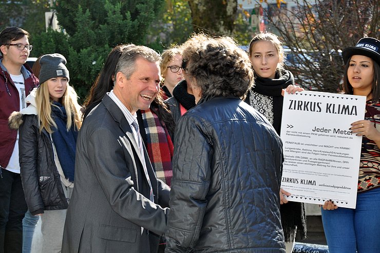 © BH Kufstein / Rinner Schülerinnen und Schüler mit BH Dr. Platzgummer beim Baum