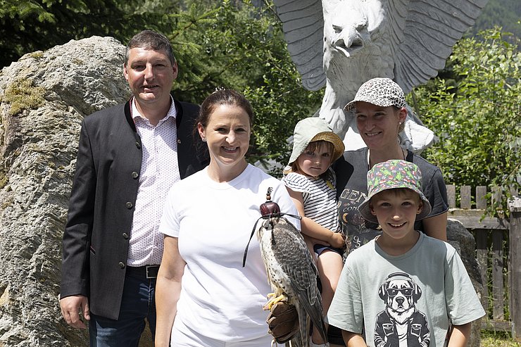© Land Tirol/Sedlak Gruppenfoto - Mair hält einen Falke