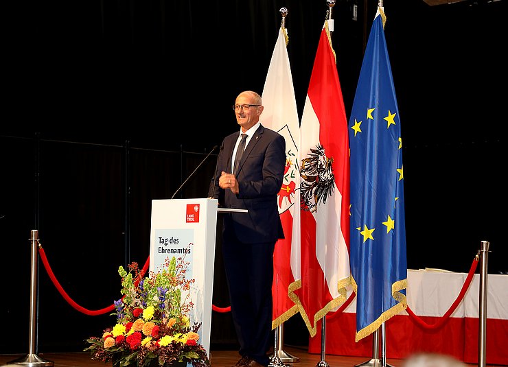 LH Mattle hält eine Rede vor den BesucherInnen