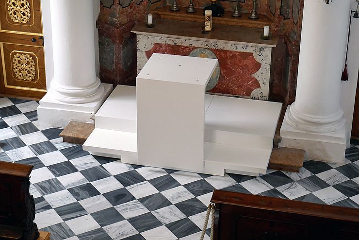 Der aus Eichenholz gefertigte Altar ist dank ausgeklügeltem Stecksystem ohne Werkzeug auf- und wieder abbaubar.