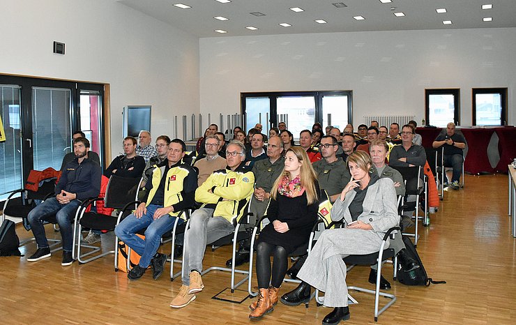 Die Teilnehmenden am Blaulichttag sitzen im Saal der Bezirkshauptmannschaft Reutte und hören dem Vortragenden zu