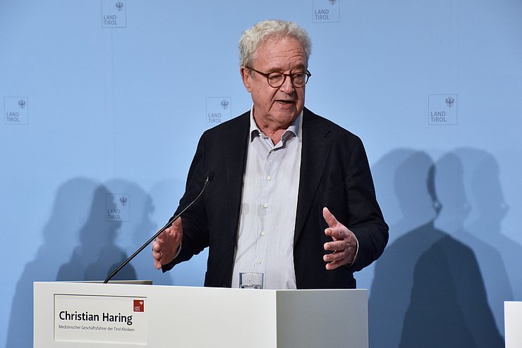 Christian Haring am Podium bei der Pressekonferenz