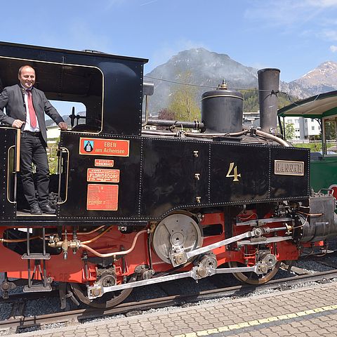 Josef Geisler freut sich über die ersten 100 erfolgreichen Betriebstage seit dem Neustart der Achenseebahn Ende April dieses Jahres. 