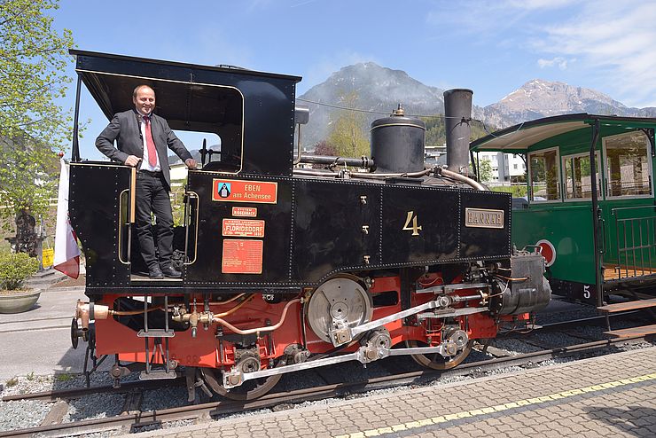 Josef Geisler freut sich über die ersten 100 erfolgreichen Betriebstage seit dem Neustart der Achenseebahn Ende April dieses Jahres. 