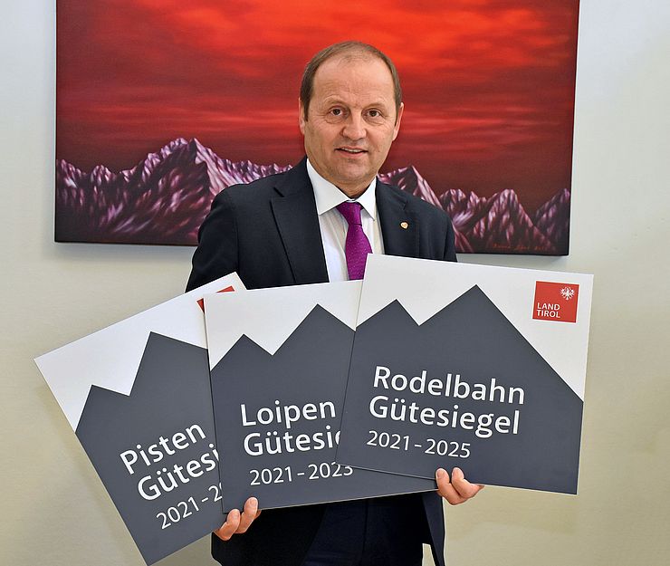 LHStv Josef Geisler präsentiert die Logos der Gütesiegel