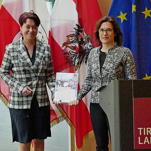 Landtagspräsidentin Sonja Ledl-Rossmann (li.) dankt der scheidenden Landesvolksanwältin Maria Luise Berger für den umfassenden Jahresbericht. 