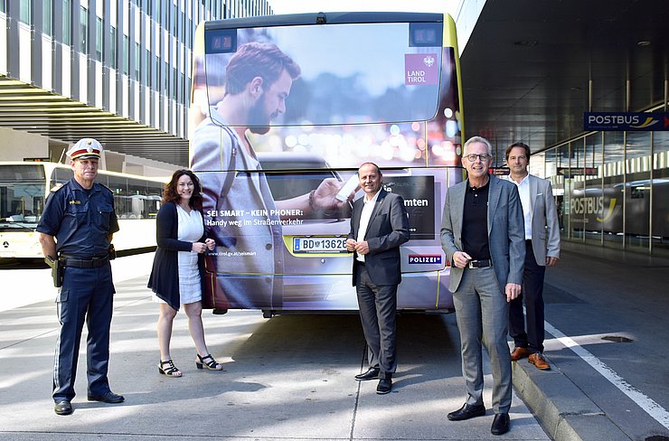 Gruppenbild: Markus Widmann (Landespolizeidirektion Tirol), Landeshauptmann-Stellvertreterin Ingrid Felipe, Landeshauptmann-Stellvertreter Josef Geisler, Bernhard Knapp (Vorstand Abteilung Verkehrs- und Seilbahnrecht des Landes Tirol) und Martin Pfanner (Kuratorium für Verkehrssicherheit)