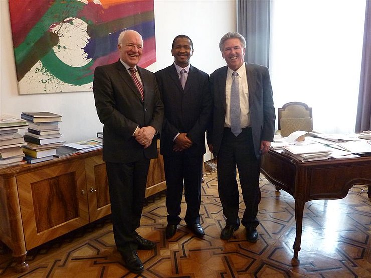 v.l. LTP van Staa, Botschafter Xolisa Mabhongo, Honorarkonsul Christof Grassmayr