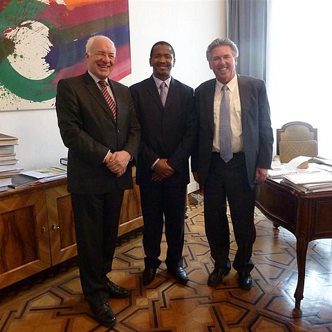 v.l. LTP van Staa, Botschafter Xolisa Mabhongo, Honorarkonsul Christof Grassmayr
