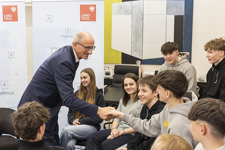 Menschen schütteln sich die Hände.