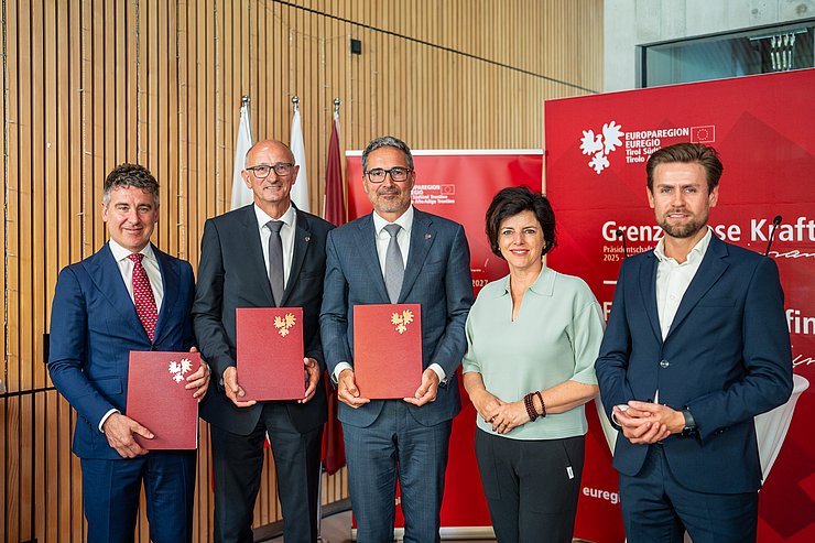 © Land Tirol/Fitsch Personen stehen nebeneinander