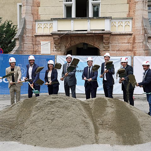 � Land Tirol/Pölzl Spatenstich für Katastrophenschutzzentrum Schloss Mentlberg
